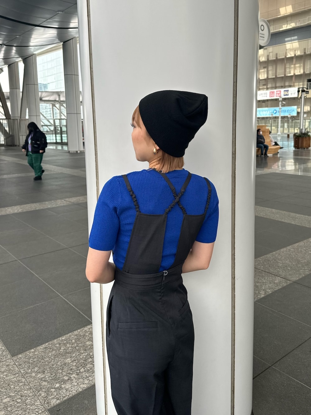 ブルー系のニット/セーター、グレー系のワンピースを着用したレディースの春コーディネートの4枚目の写真