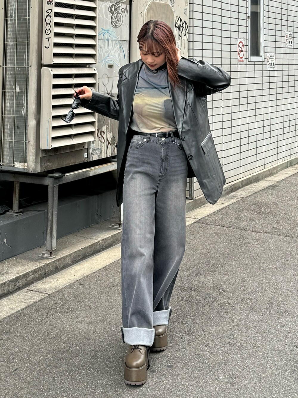 ブラック系のテーラードジャケット、その他のTシャツ/カットソー、グレー系のデニムパンツを着用したレディースの夏コーディネートの4枚目の写真