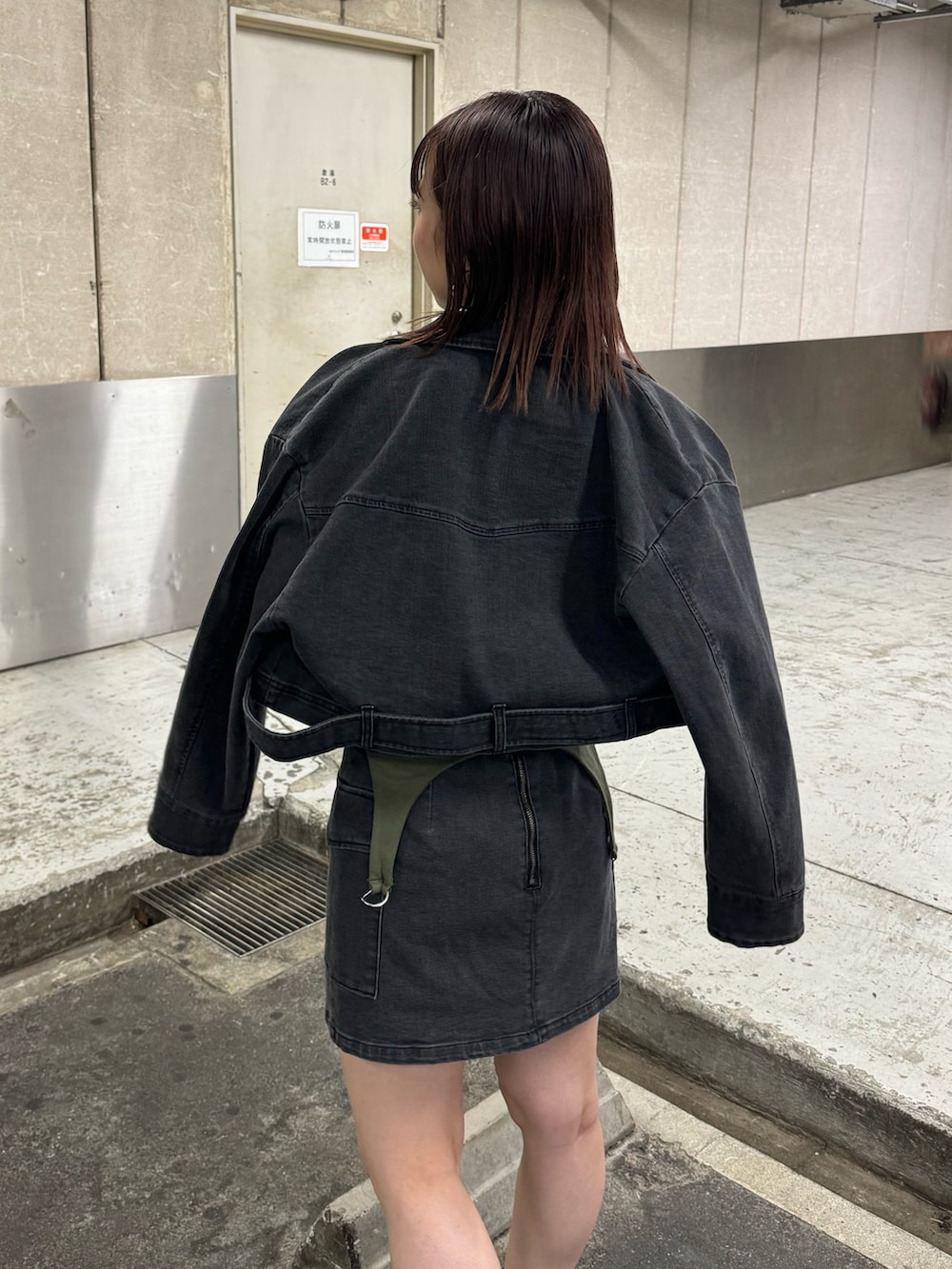 ブラック系のデニムジャケット、ブラック系のスカート、グリーン系のTシャツ/カットソーを着用したレディースの夏コーディネートの7枚目の写真