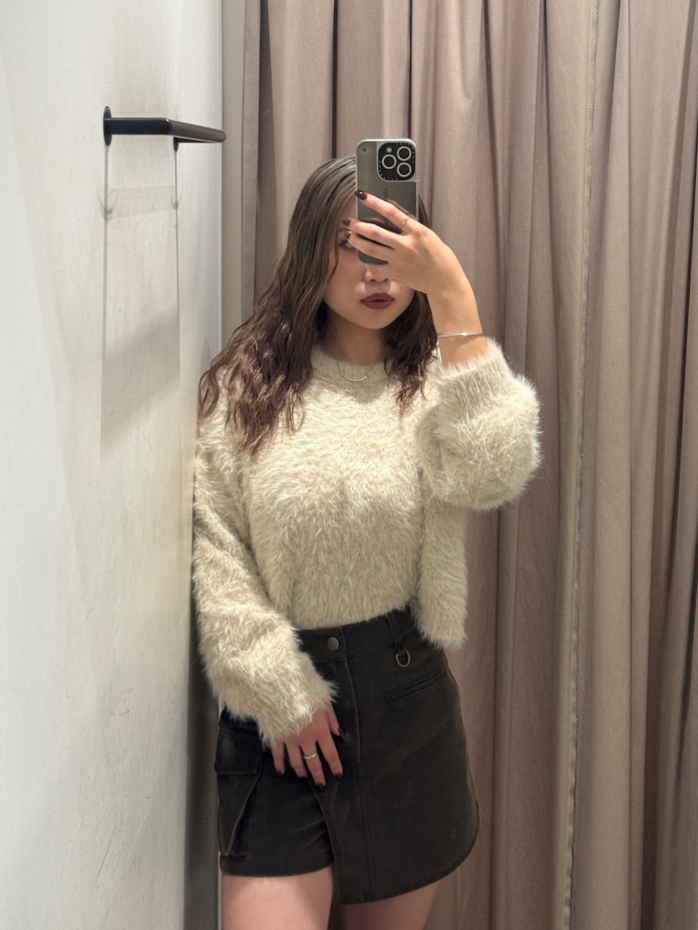 ブラウン系のその他パンツ、ホワイト系のニット/セーター、ブラック系のブーツを着用したレディースの秋コーディネートの4枚目の写真