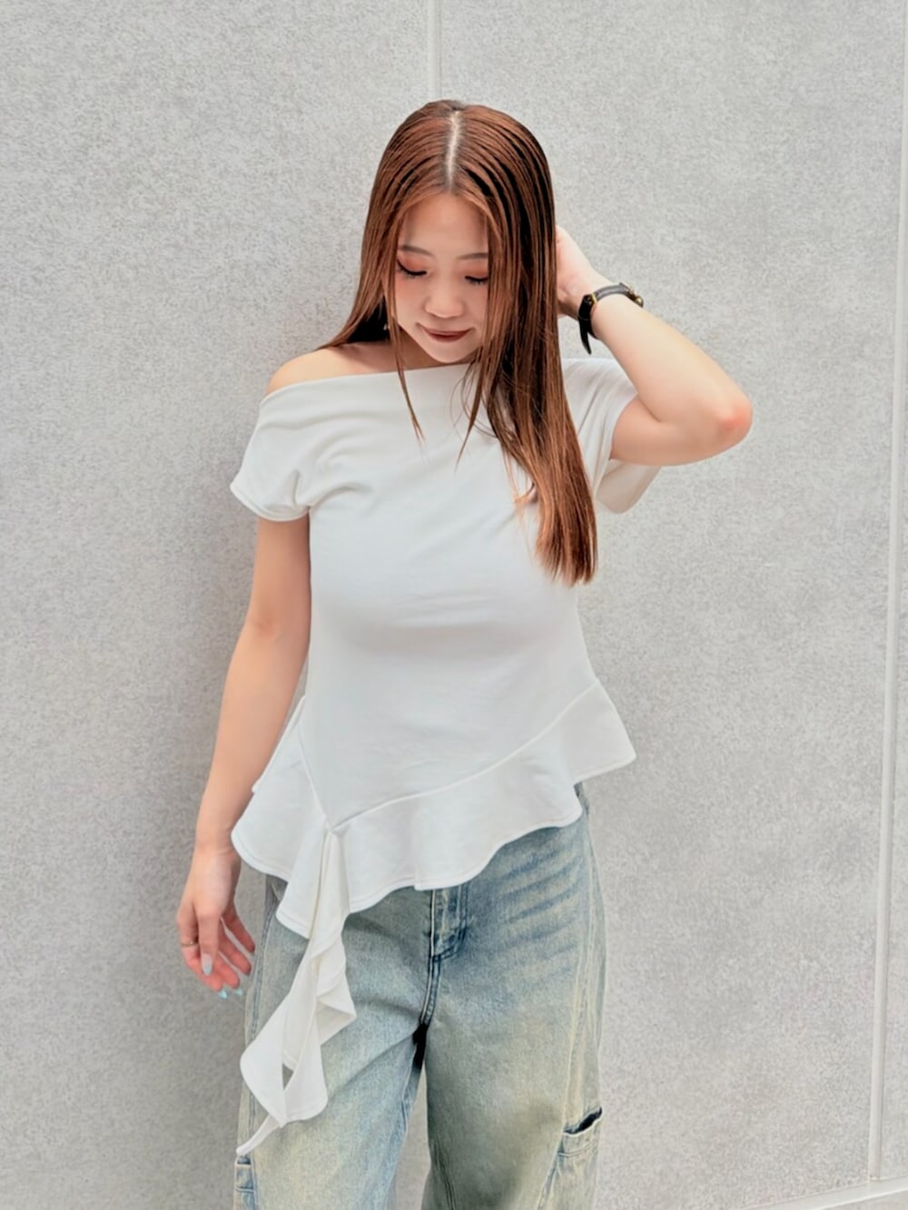 ブラック系のブーツ、ブルー系のデニムパンツ、ホワイト系のTシャツ/カットソーを着用したレディースの夏コーディネートの4枚目の写真
