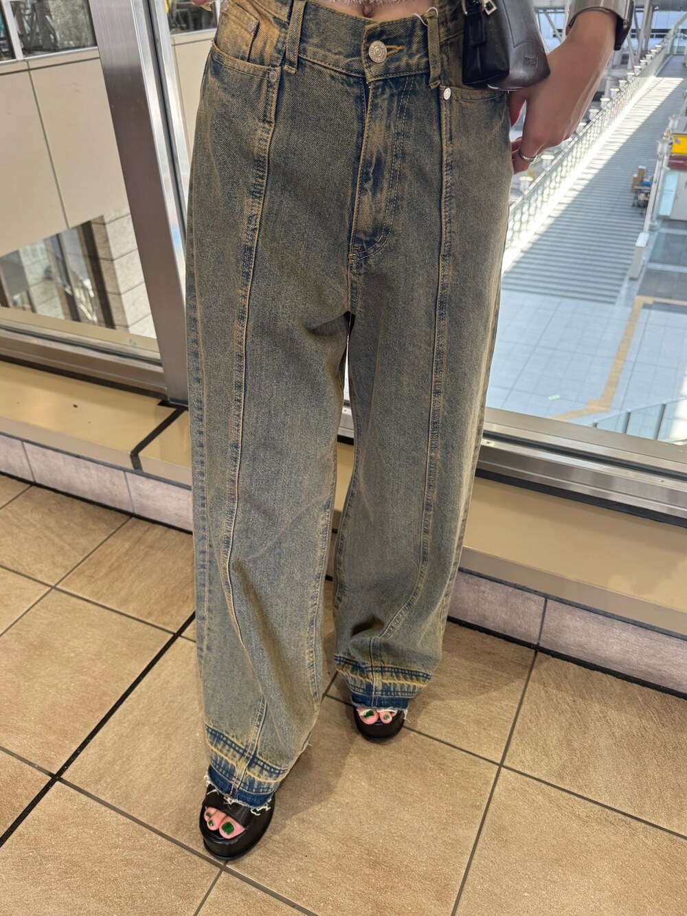 ホワイト系のニット/セーター、その他のデニムパンツ、ブラック系のサンダルを着用したレディースの夏コーディネートの6枚目の写真