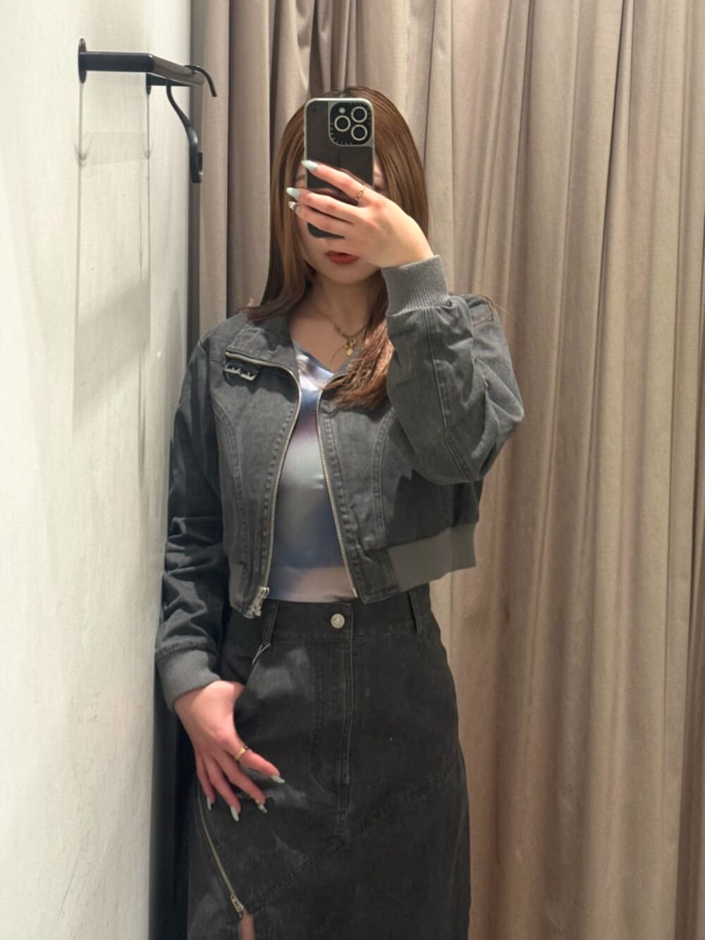 ブラック系のブーツ、グレー系のスカート、グレー系のブルゾンを着用したレディースの春コーディネートの4枚目の写真