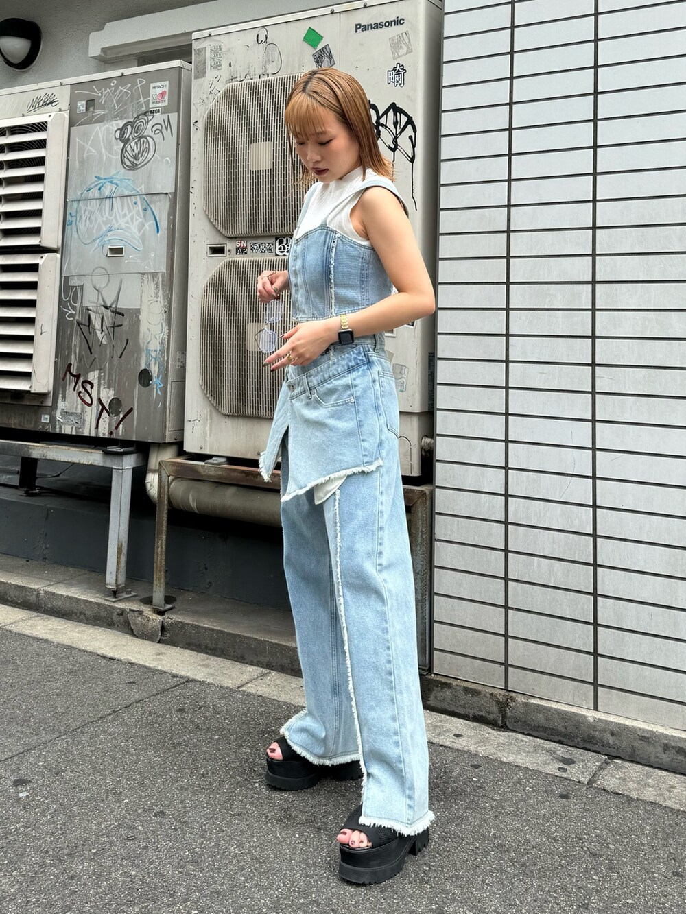 ブルー系のシャツ/ブラウス、ブルー系のデニムパンツ、ホワイト系のタンクトップを着用したレディースの夏コーディネートの2枚目の写真