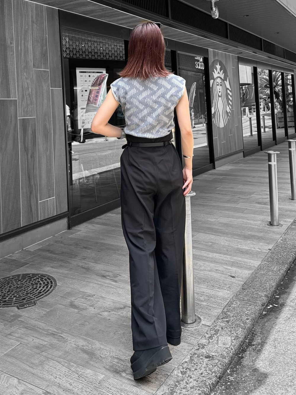 グレー系のニット/セーター、ブラック系のその他パンツを着用したレディースの夏コーディネートの3枚目の写真