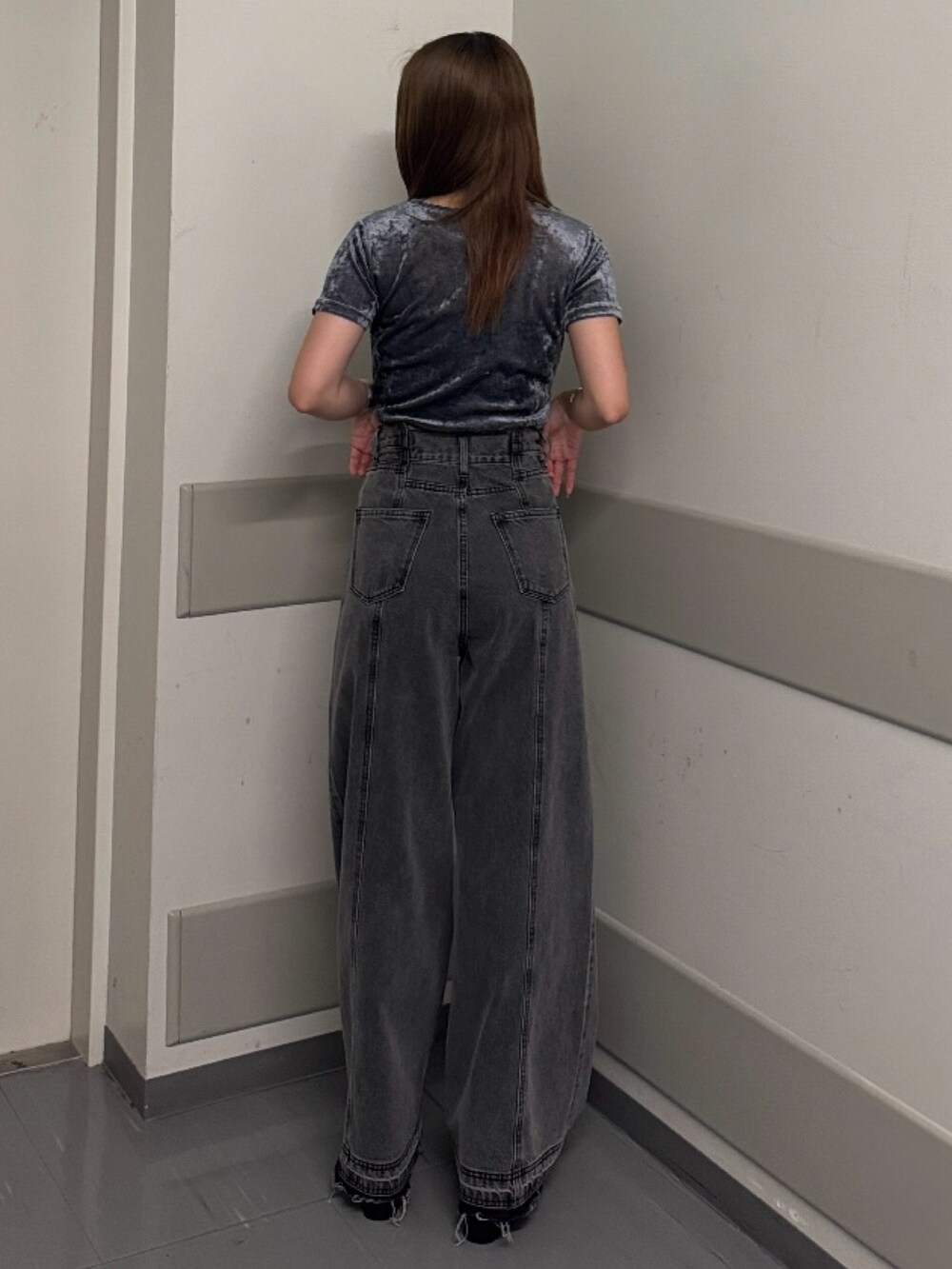 ブルー系のTシャツ/カットソー、ブラック系のデニムパンツ、ブラック系のサンダルを着用したレディースの夏コーディネートの3枚目の写真