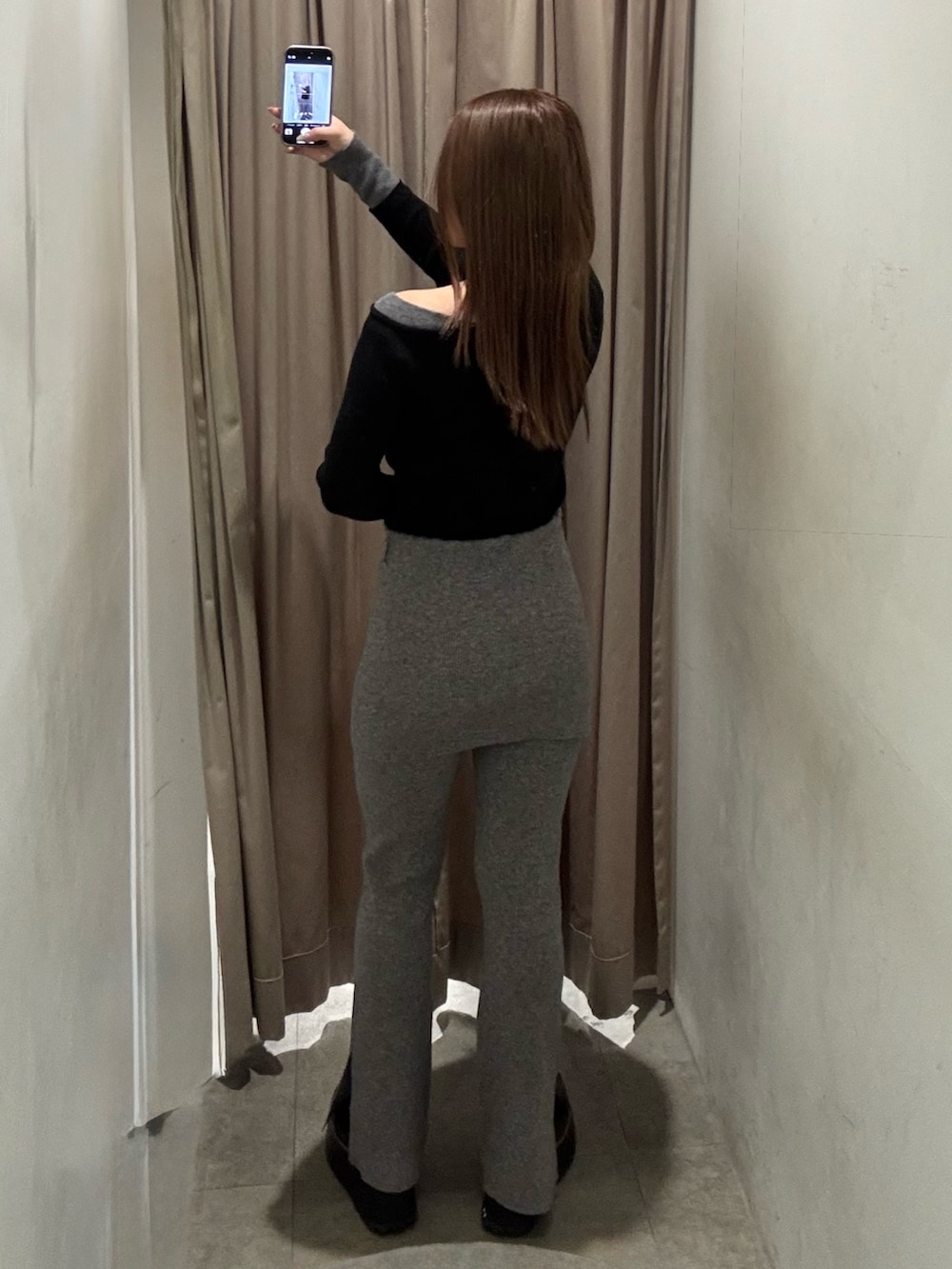 グレー系のその他パンツ、ブラック系のニット/セーター、ブラック系のブーツを着用したレディースの冬コーディネートの3枚目の写真