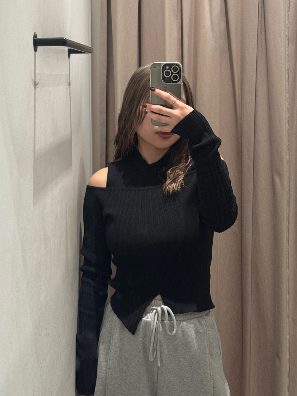 グレー系のスウェットパンツ、ブラック系のニット/セーター、ブラック系のブーツを着用したレディースの秋コーディネートの4枚目の写真