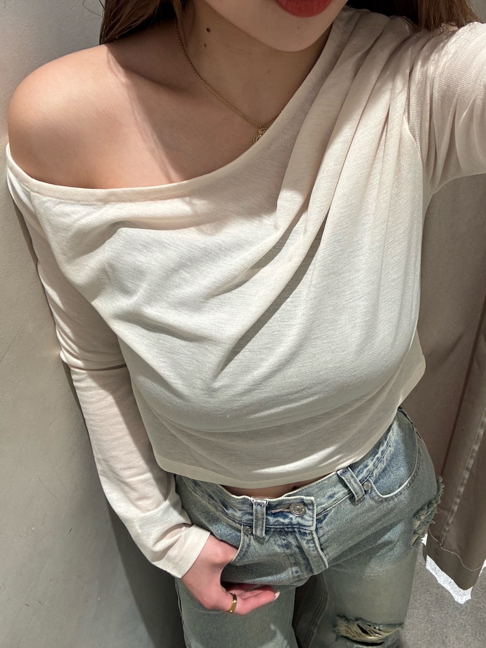 ブルー系のデニムパンツ、ホワイト系のTシャツ/カットソー、ブラック系のブーツを着用したレディースの春コーディネートの5枚目の写真