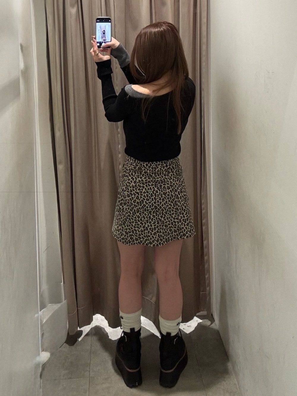 ブラック系のブーツ、ブラック系のニット/セーター、その他のスカートを着用したレディースの冬コーディネートの3枚目の写真