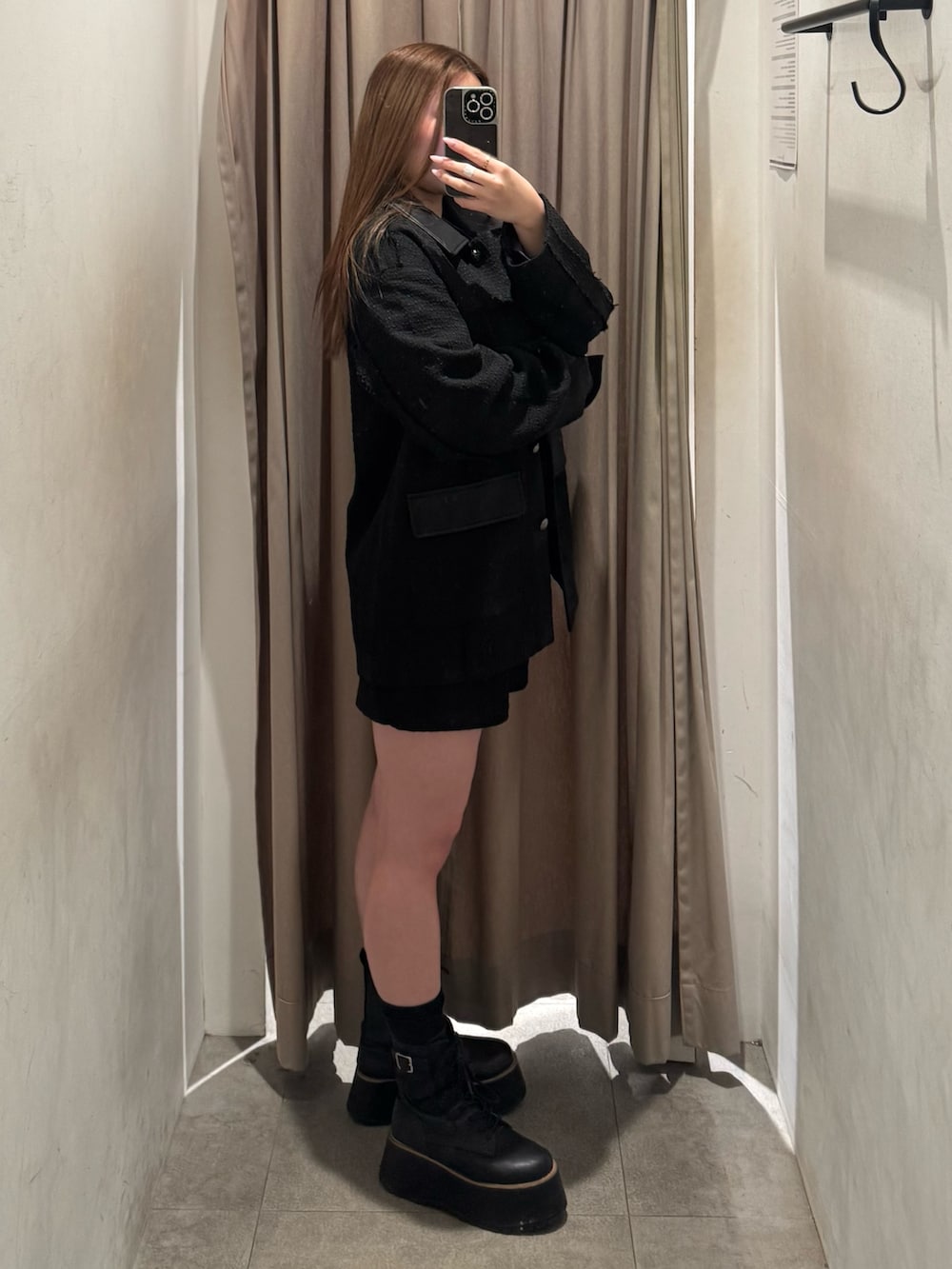 ブラック系のテーラードジャケット、ブラック系のその他パンツ、ブラック系のブーツを着用したレディースの春コーディネートの2枚目の写真