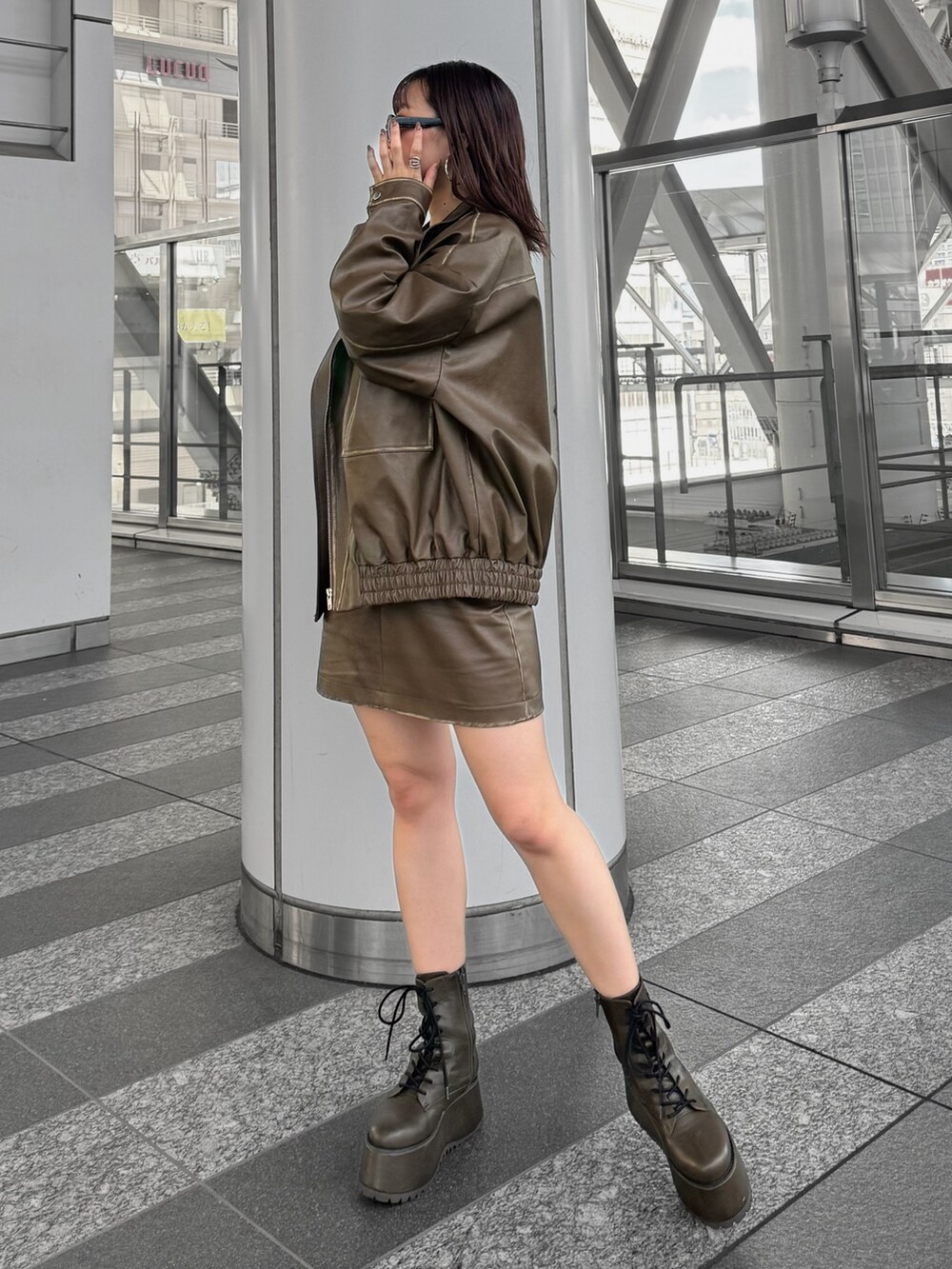 ブラック系のTシャツ/カットソー、ブラウン系のライダースジャケット、ブラウン系のスカートを着用したレディースの秋コーディネートの4枚目の写真