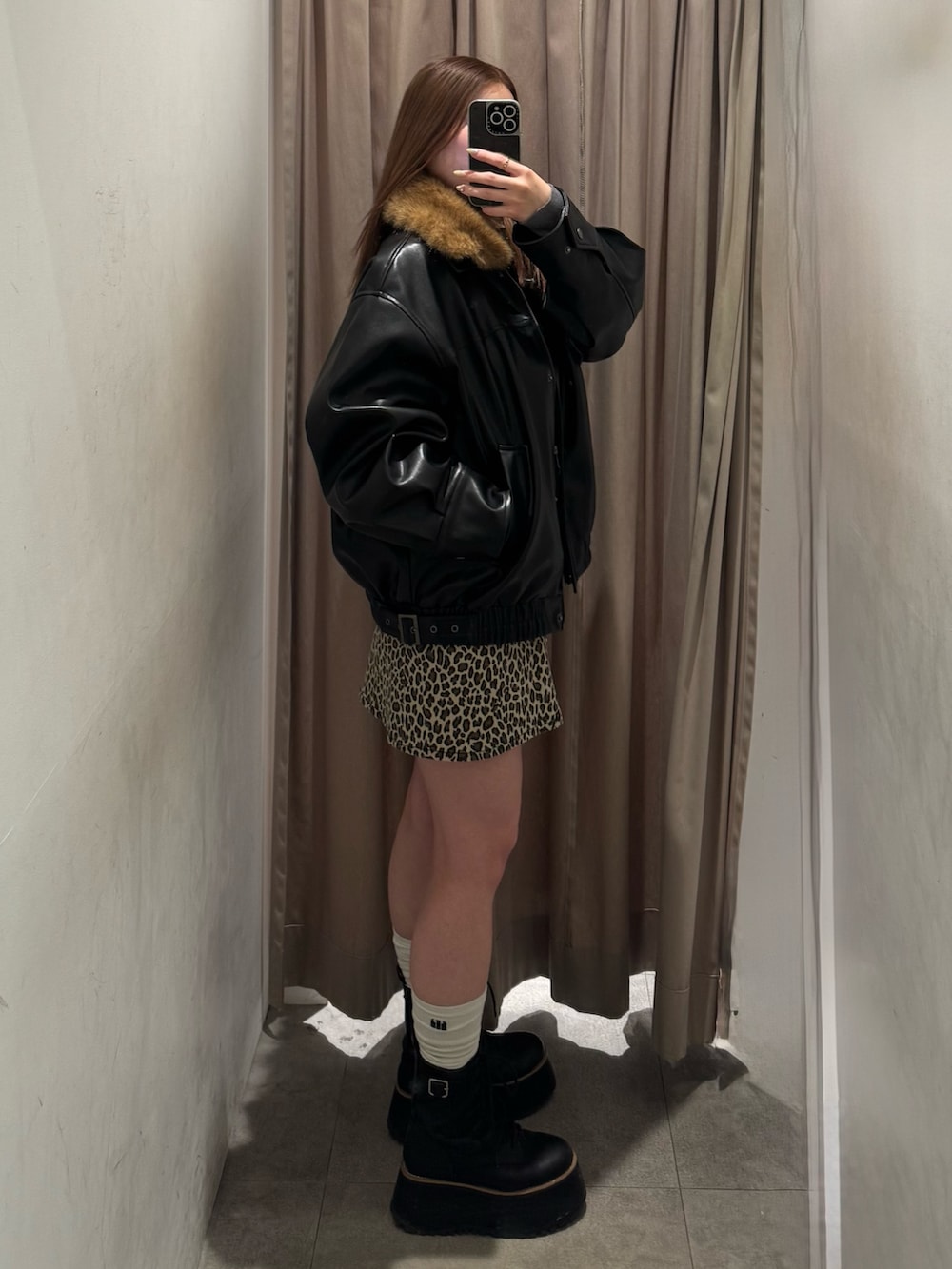 ブラック系のブーツ、ブラック系のブルゾン、その他のスカートを着用したレディースの冬コーディネートの2枚目の写真