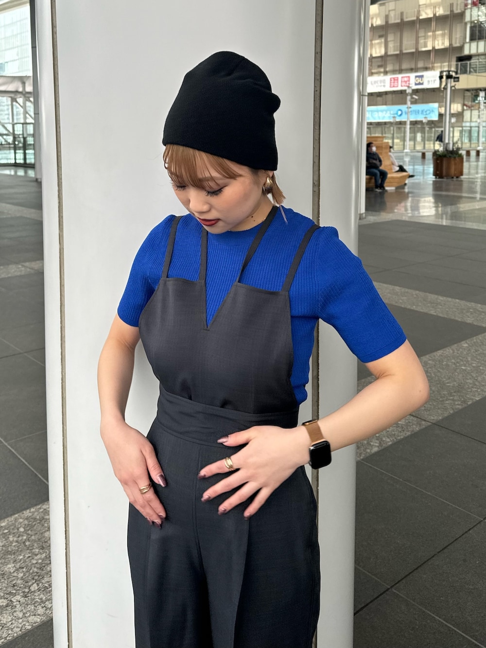 ブルー系のニット/セーター、グレー系のワンピースを着用したレディースの春コーディネートの5枚目の写真