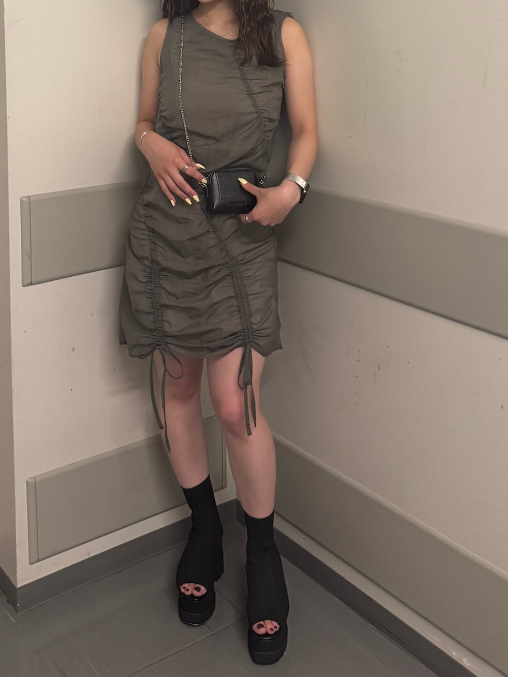 グレー系のワンピース、ブラック系のサンダルを着用したレディースの夏コーディネートの8枚目の写真