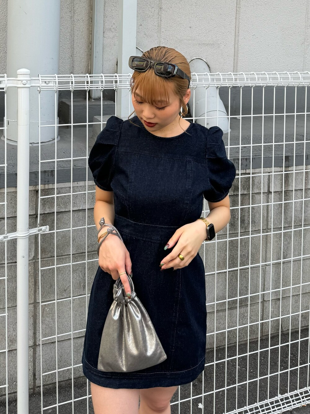 ブルー系のワンピースを着用したレディースの夏コーディネートの4枚目の写真