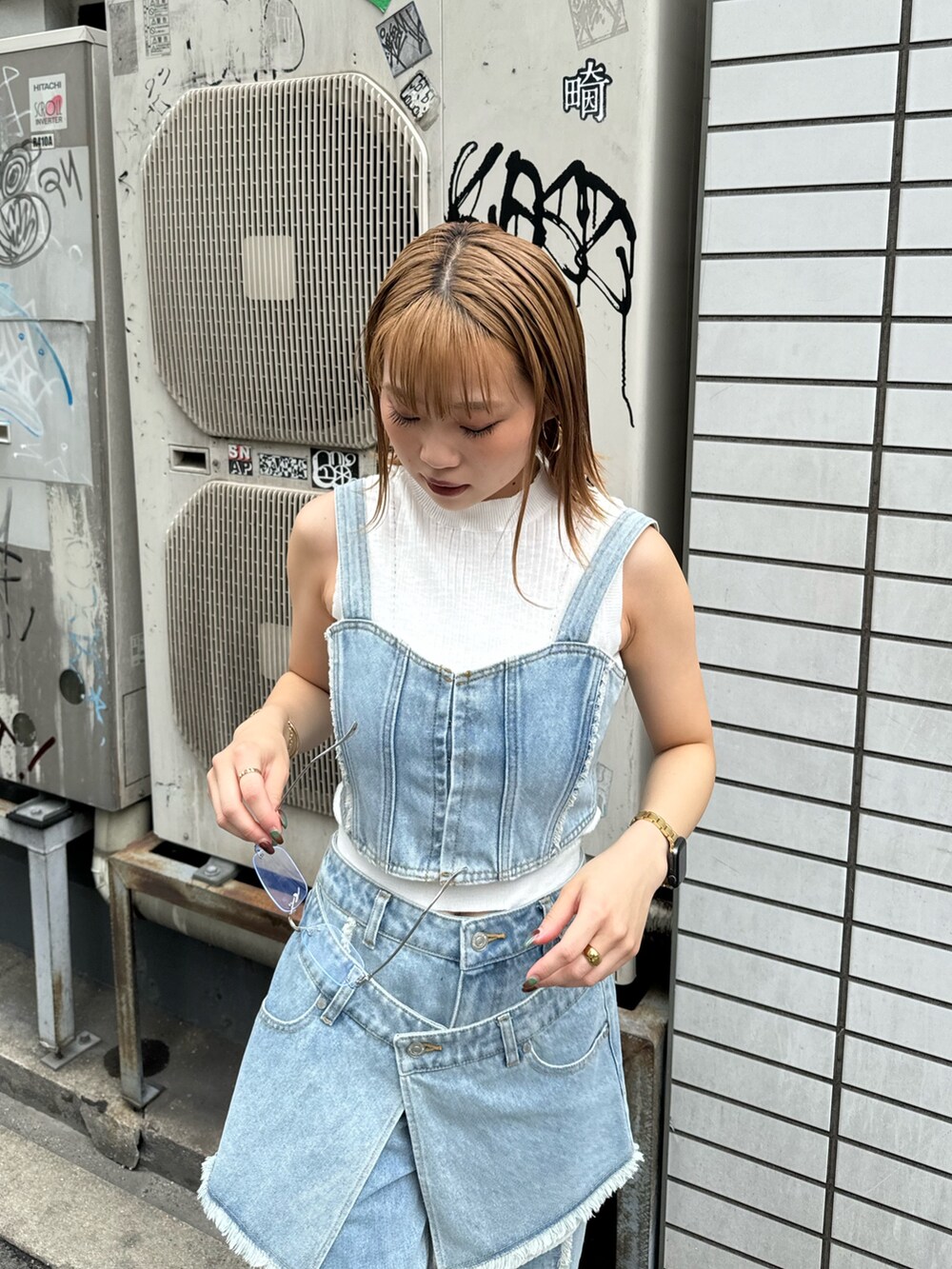 ブルー系のシャツ/ブラウス、ブルー系のデニムパンツ、ホワイト系のタンクトップを着用したレディースの夏コーディネートの4枚目の写真