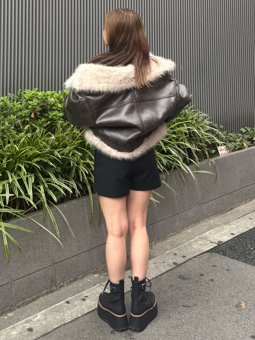 ブラック系のその他パンツ、ブラウン系のムートンコート、ブラック系のニット/セーターを着用したレディースの夏コーディネートの3枚目の写真