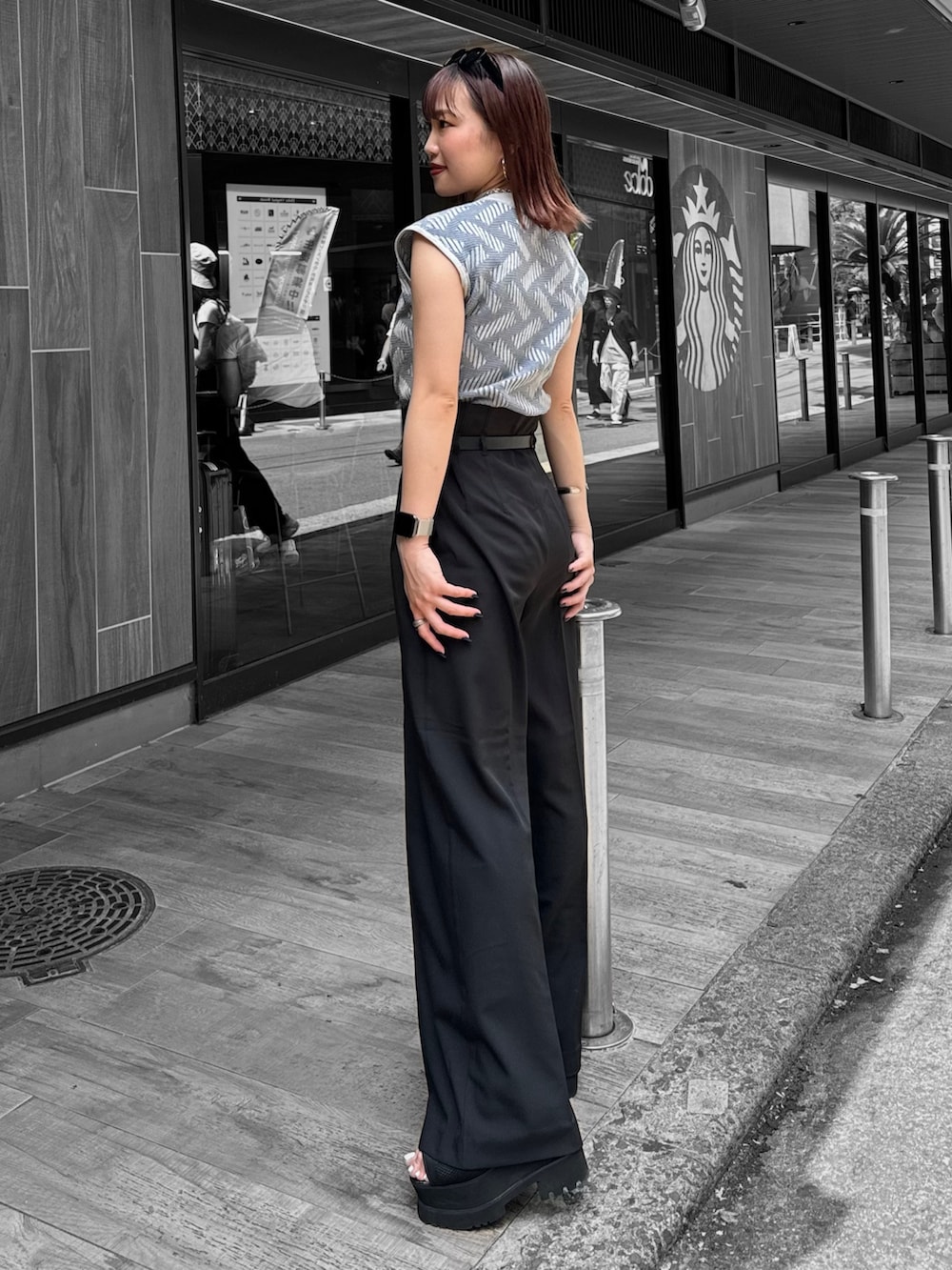 グレー系のニット/セーター、ブラック系のその他パンツを着用したレディースの夏コーディネートの2枚目の写真