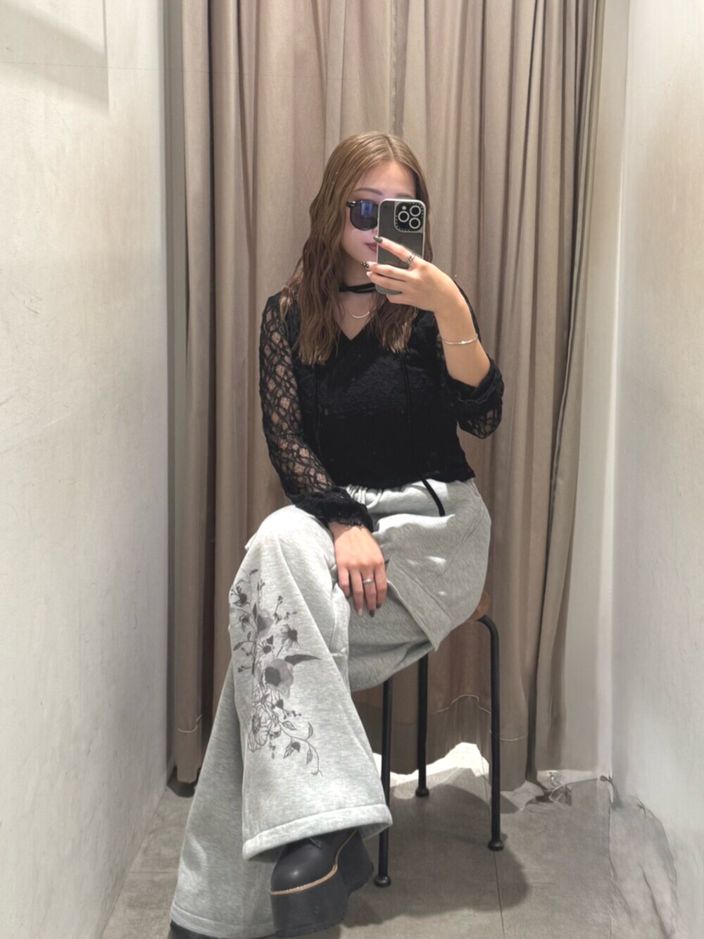 ブラック系のブーツ、グレー系のスウェットパンツ、ブラック系のTシャツ/カットソーを着用したレディースの秋コーディネートの4枚目の写真