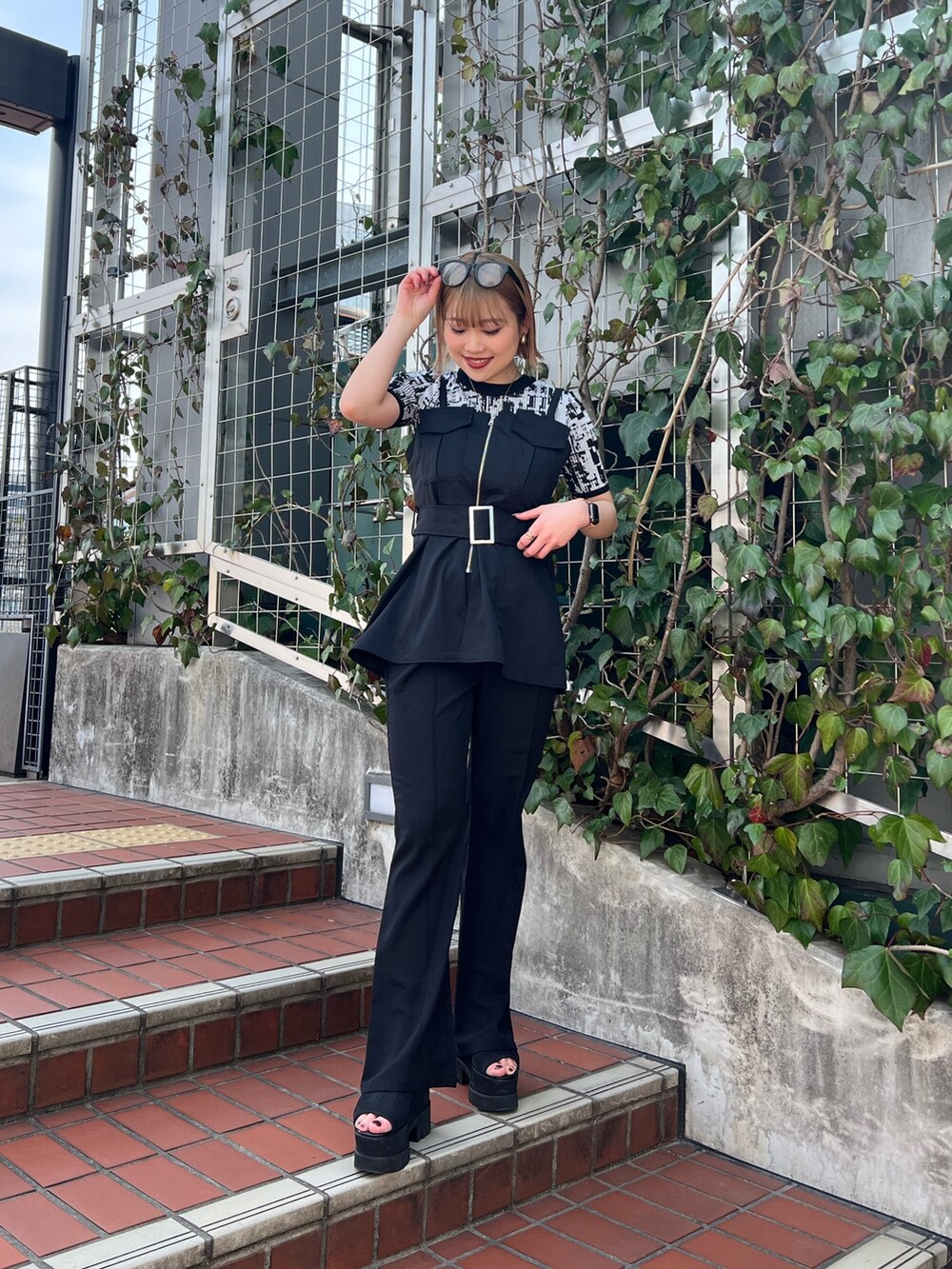 ブラック系のニット/セーター、ブラック系のシャツ/ブラウス、ブラック系のその他パンツを着用したレディースの春コーディネートの2枚目の写真