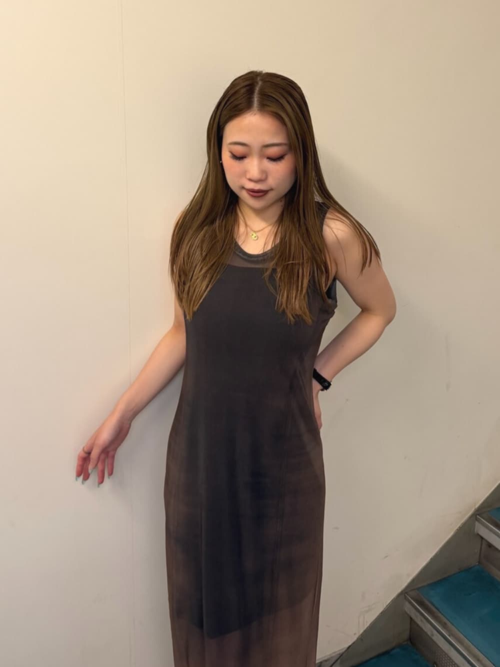 ブラック系のブーツ、ブラウン系のワンピースを着用したレディースの夏コーディネートの4枚目の写真