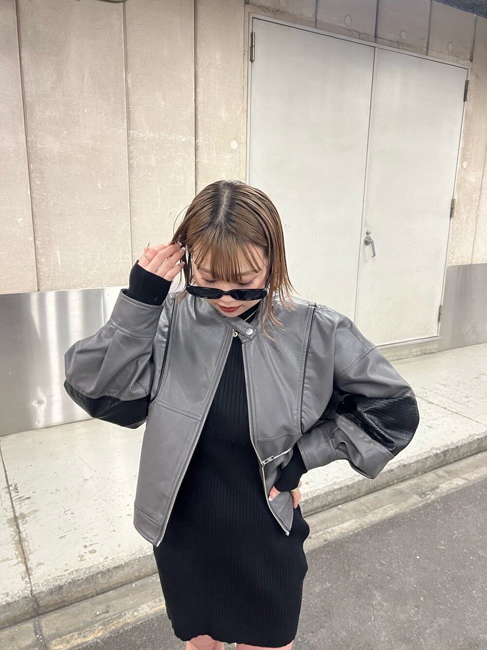 ブラック系のワンピース、グレー系のブルゾンを着用したレディースの冬コーディネートの6枚目の写真