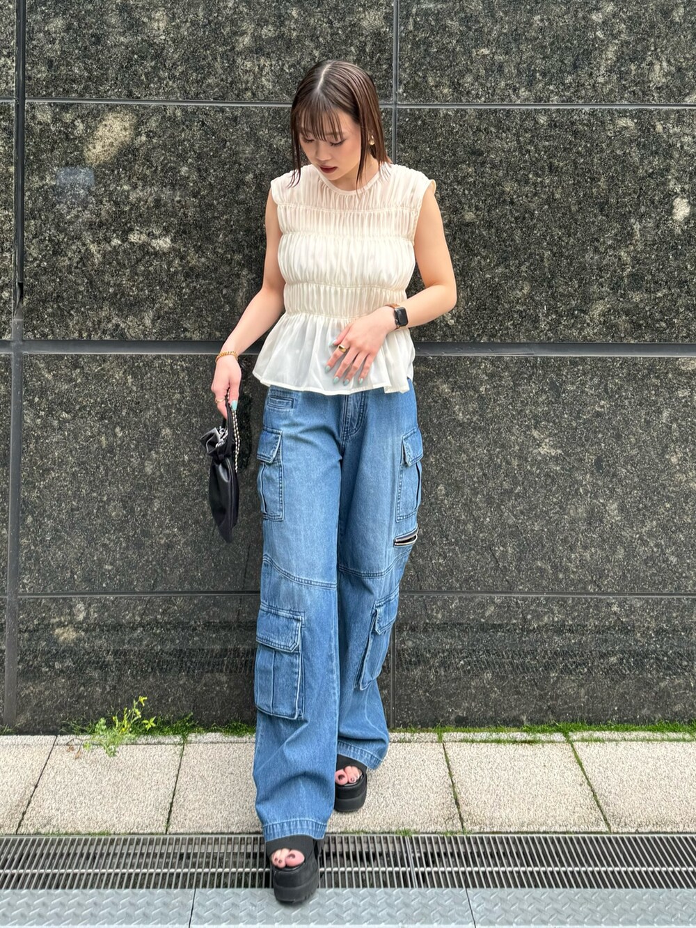 ホワイト系のシャツ/ブラウス、ブルー系のデニムパンツを着用したレディースの春コーディネートの2枚目の写真