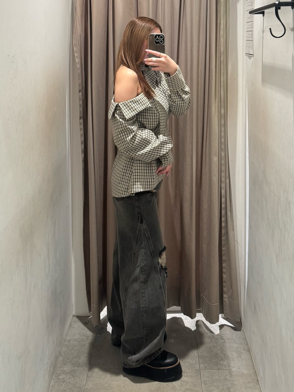 グレー系のデニムパンツ、その他のシャツ/ブラウス、ブラック系のブーツを着用したレディースの春コーディネートの2枚目の写真