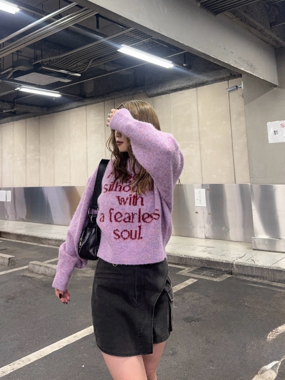 ブラック系のその他パンツ、ピンク系のニット/セーター、ブラウン系のブーツを着用したレディースの秋コーディネートの4枚目の写真
