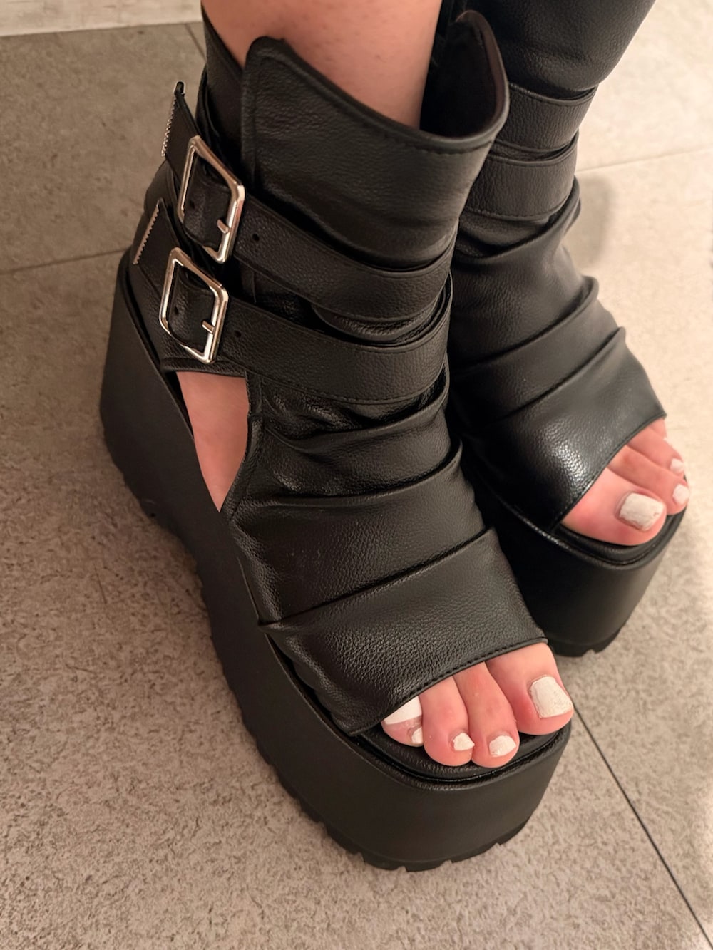 ブルー系のデニムパンツ、ブルー系のタンクトップ、ホワイト系のシャツ/ブラウスを着用したレディースの春コーディネートの5枚目の写真