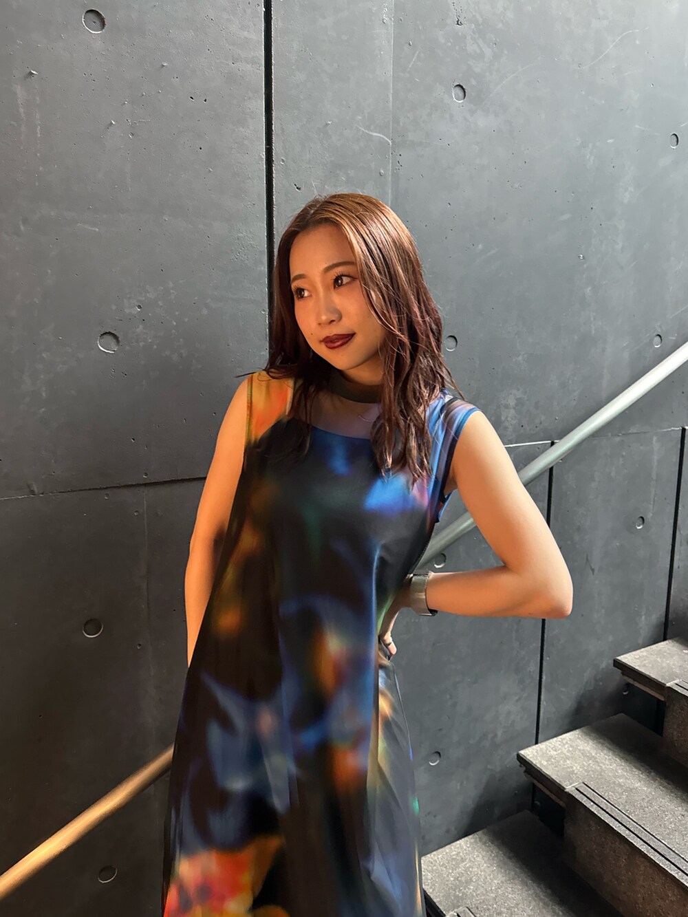 ブラック系のワンピース、ブラック系のサンダルを着用したレディースの夏コーディネートの5枚目の写真