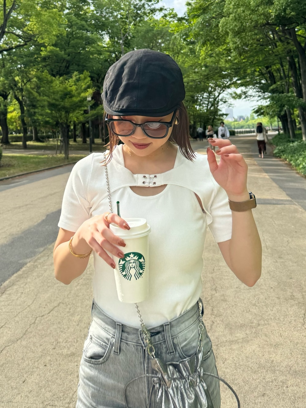 ホワイト系のTシャツ/カットソー、グレー系のショルダーバッグを着用したレディースの春コーディネートの5枚目の写真
