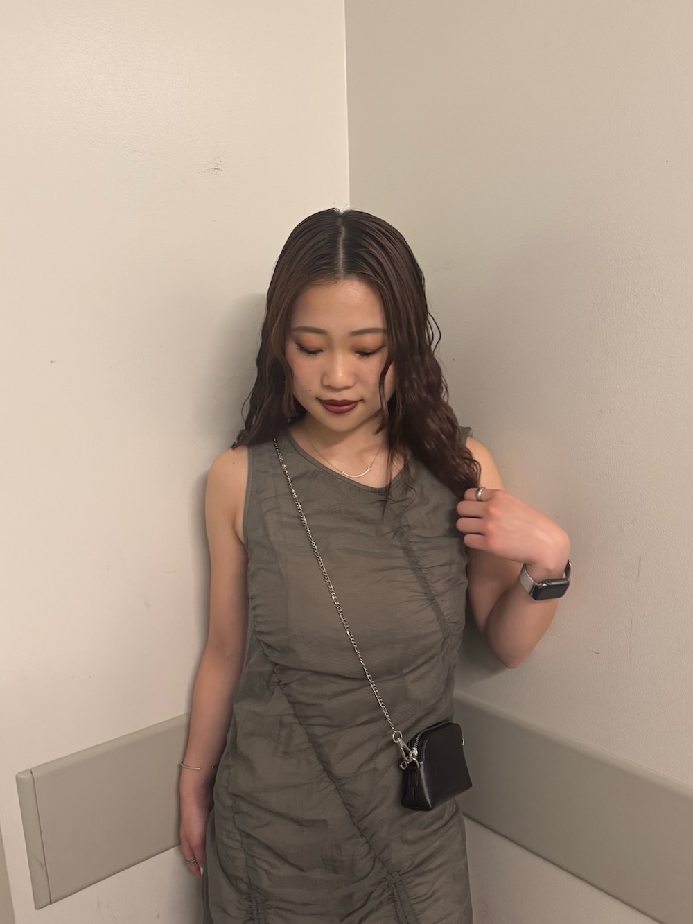 グレー系のワンピース、ブラック系のサンダルを着用したレディースの夏コーディネートの4枚目の写真