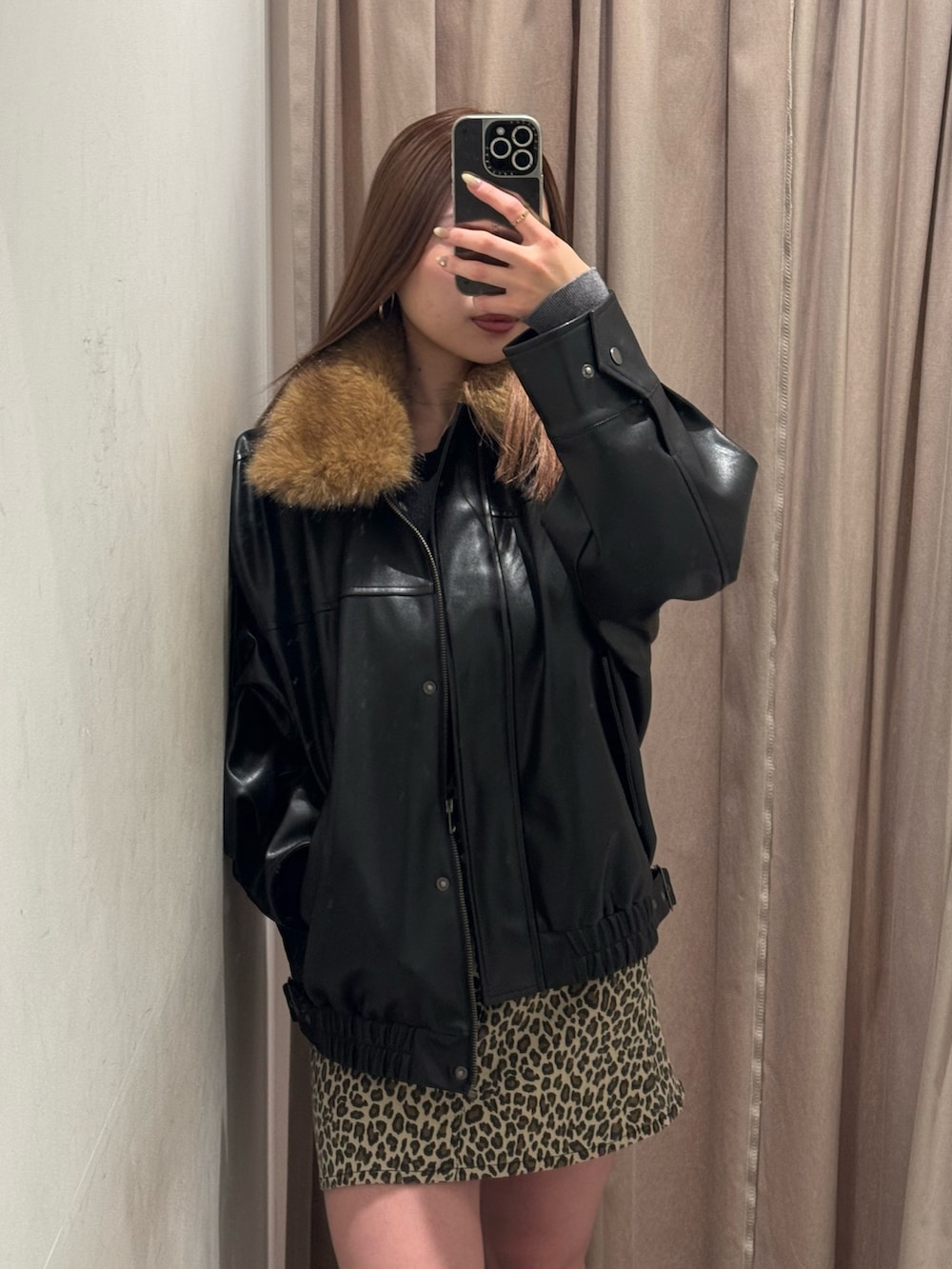 ブラック系のブーツ、ブラック系のブルゾン、その他のスカートを着用したレディースの冬コーディネートの4枚目の写真