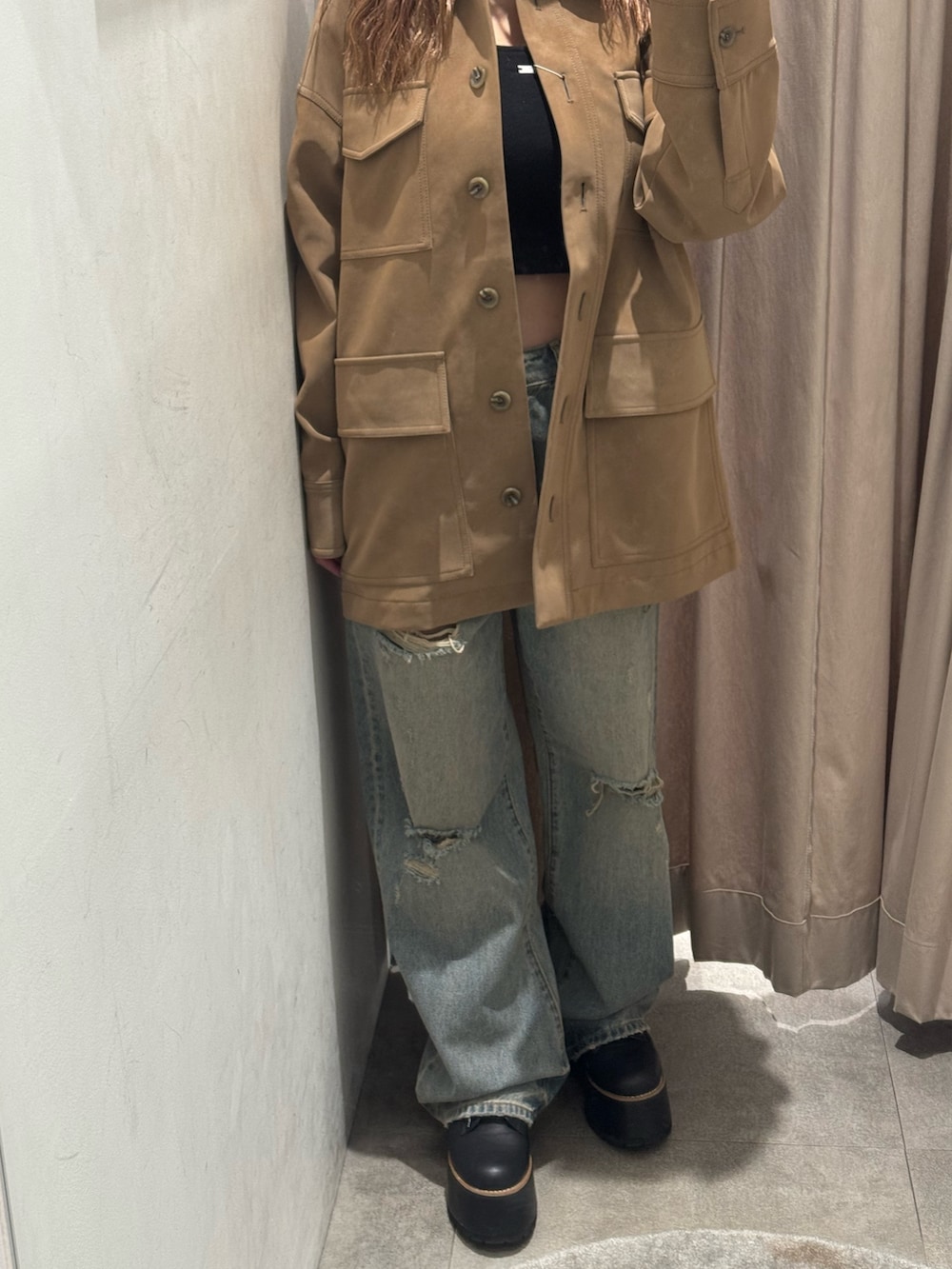 ベージュ系のその他アウター、ブルー系のデニムパンツ、ブラック系のブーツを着用したレディースの秋コーディネートの5枚目の写真