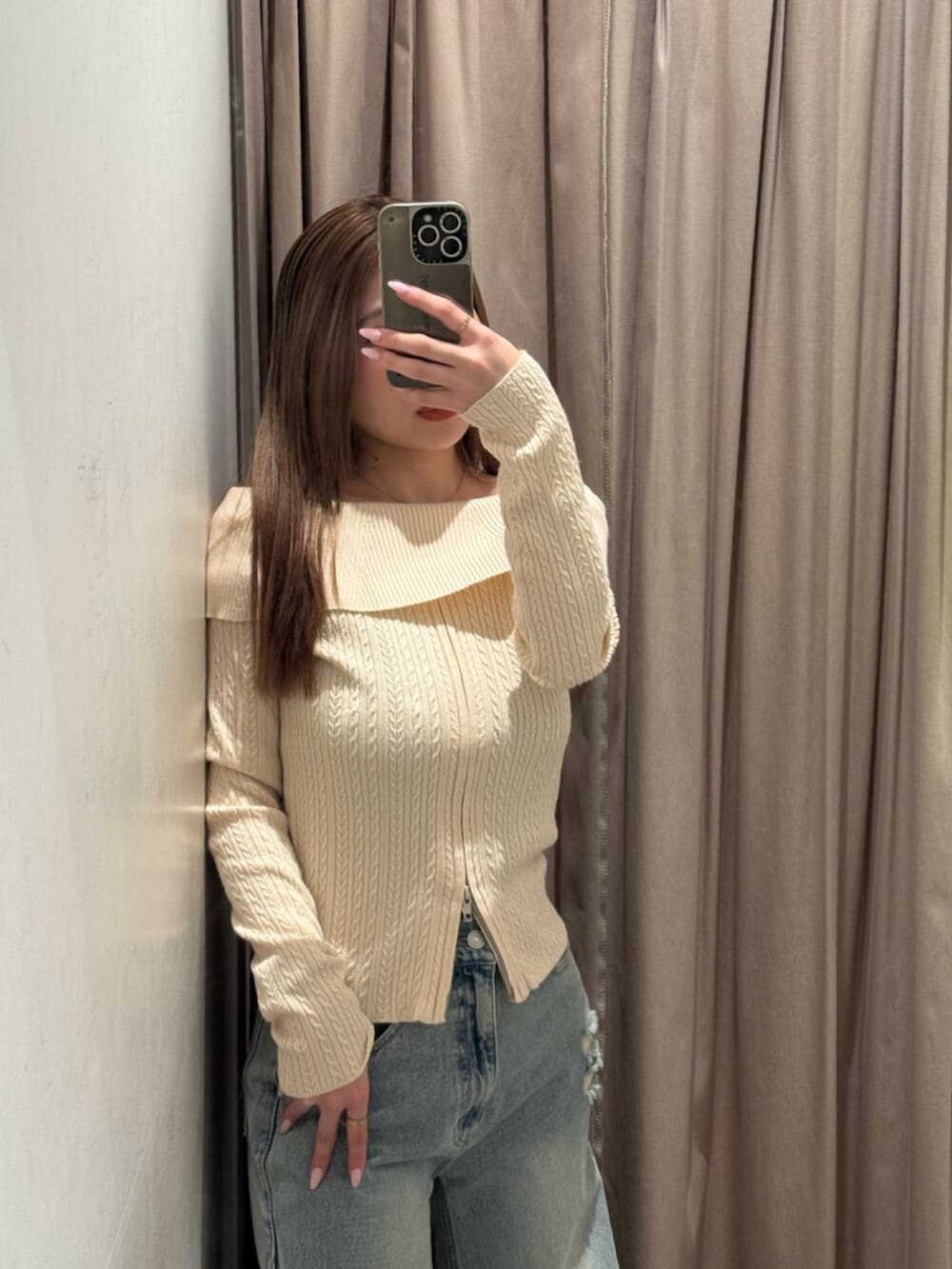 ブラック系のブーツ、ブルー系のデニムパンツ、ホワイト系のニット/セーターを着用したレディースの春コーディネートの4枚目の写真