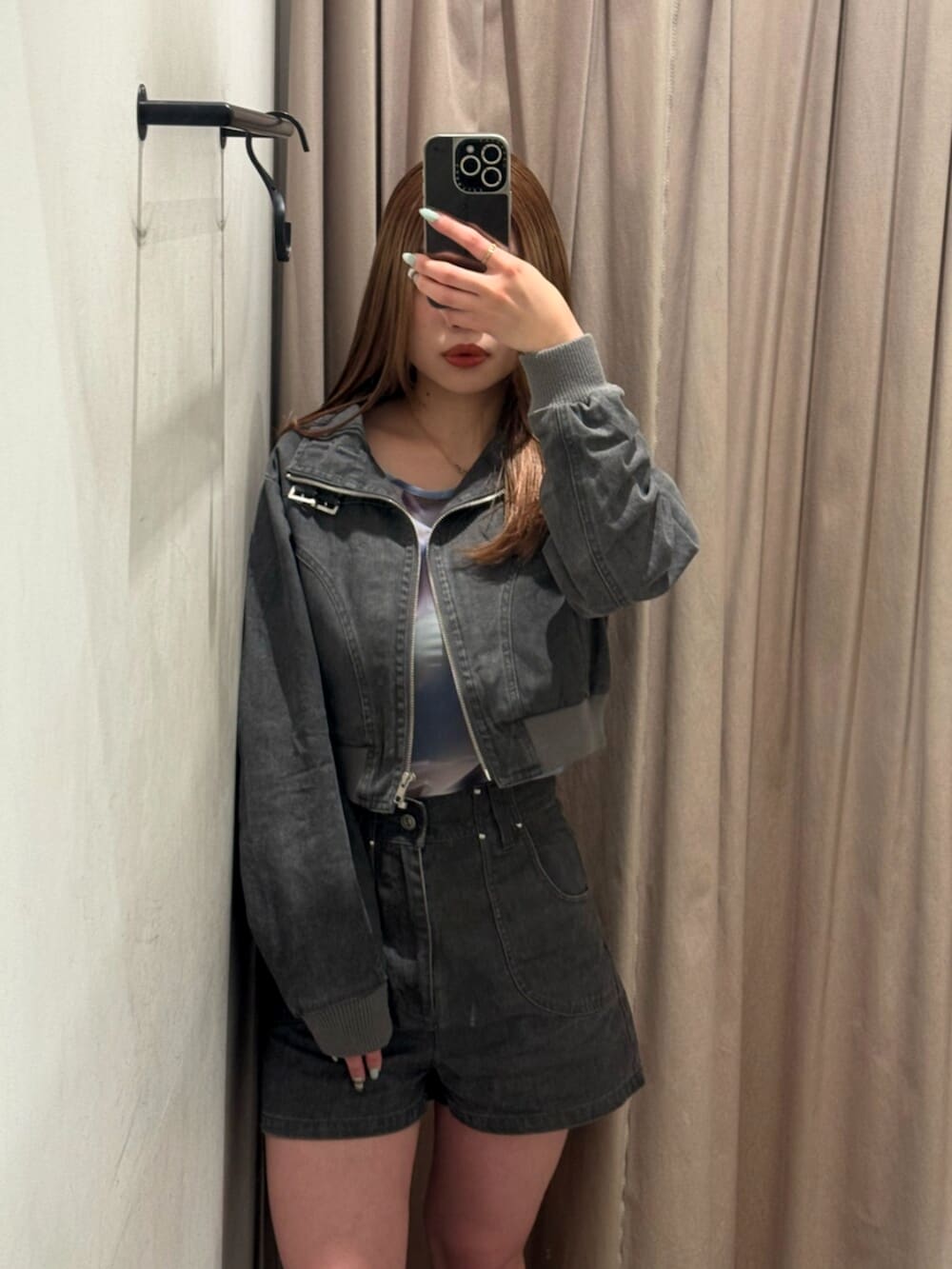 ブラック系のブーツ、グレー系のブルゾン、ブルー系のTシャツ/カットソーを着用したレディースの春コーディネートの4枚目の写真