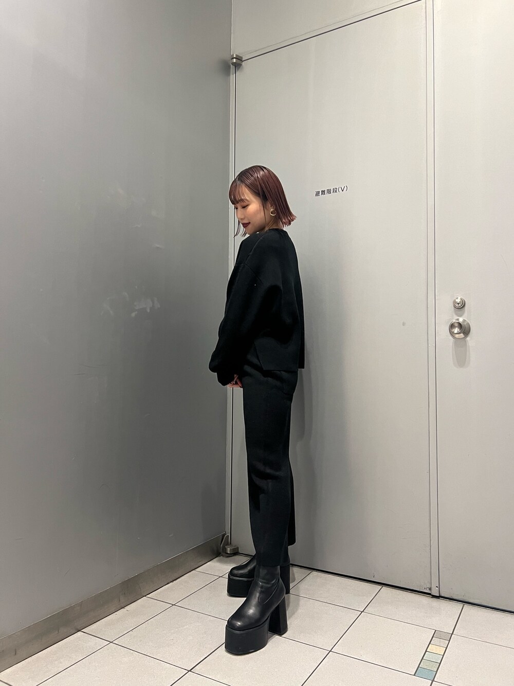 ブラック系のニット/セーター、ブラック系のスカートを着用したレディースの冬コーディネートの5枚目の写真