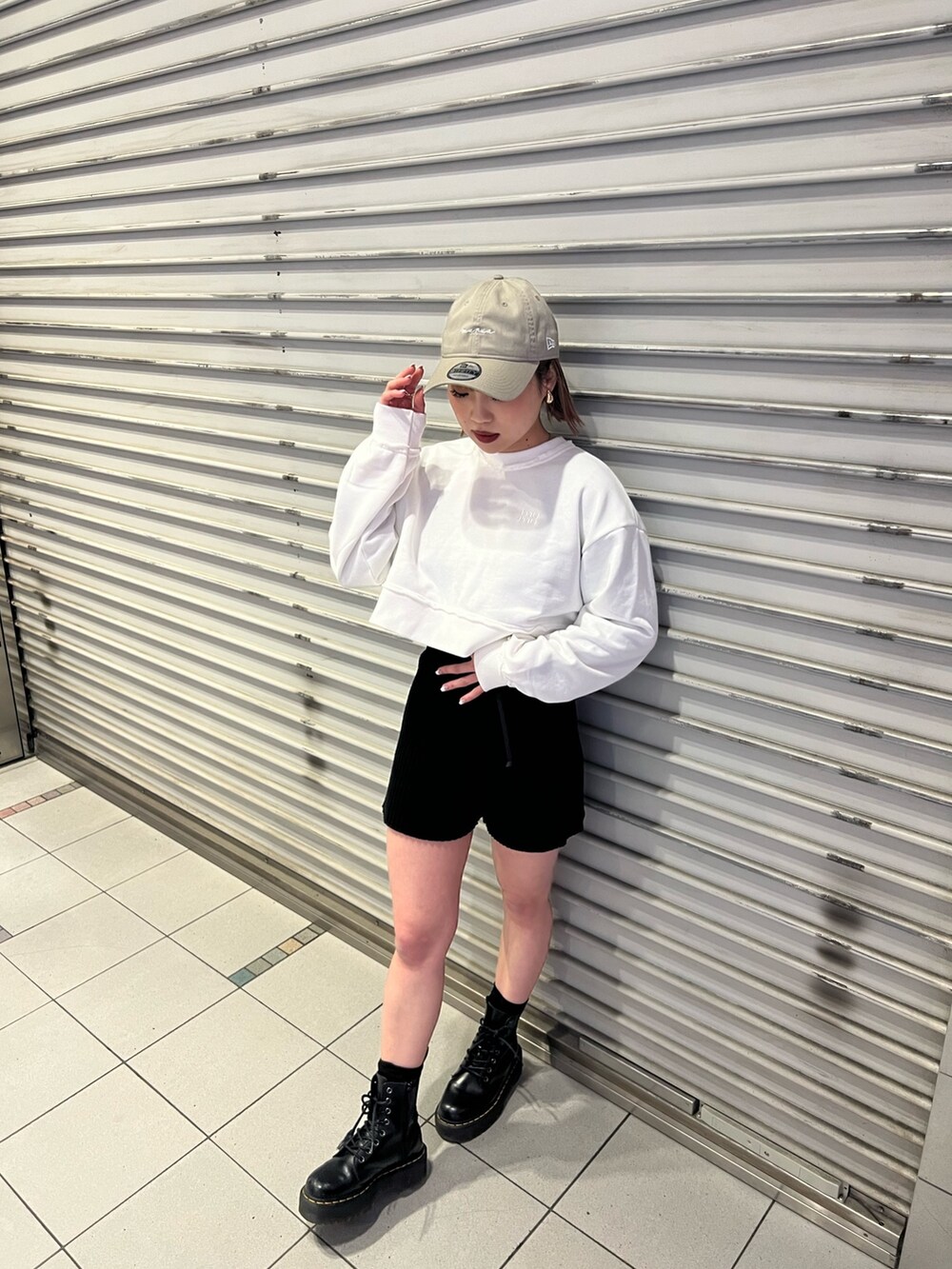 ホワイト系のスウェット、ブラック系のその他パンツ、グレー系のキャップを着用したレディースの冬コーディネートの5枚目の写真