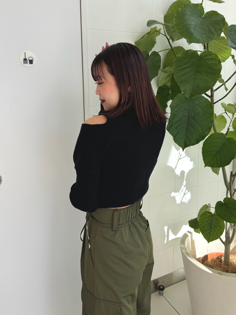 ブラック系のニット/セーター、ベージュ系のカーゴパンツ、ブラウン系のブーツを着用したレディースの秋コーディネートの5枚目の写真