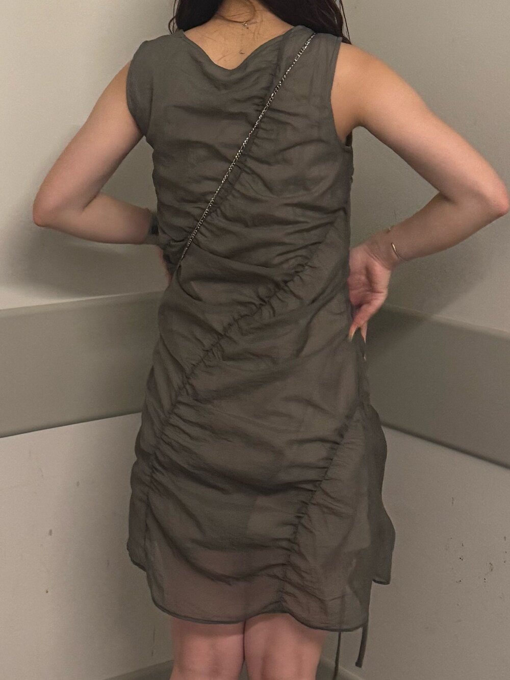 グレー系のワンピース、ブラック系のサンダルを着用したレディースの夏コーディネートの7枚目の写真