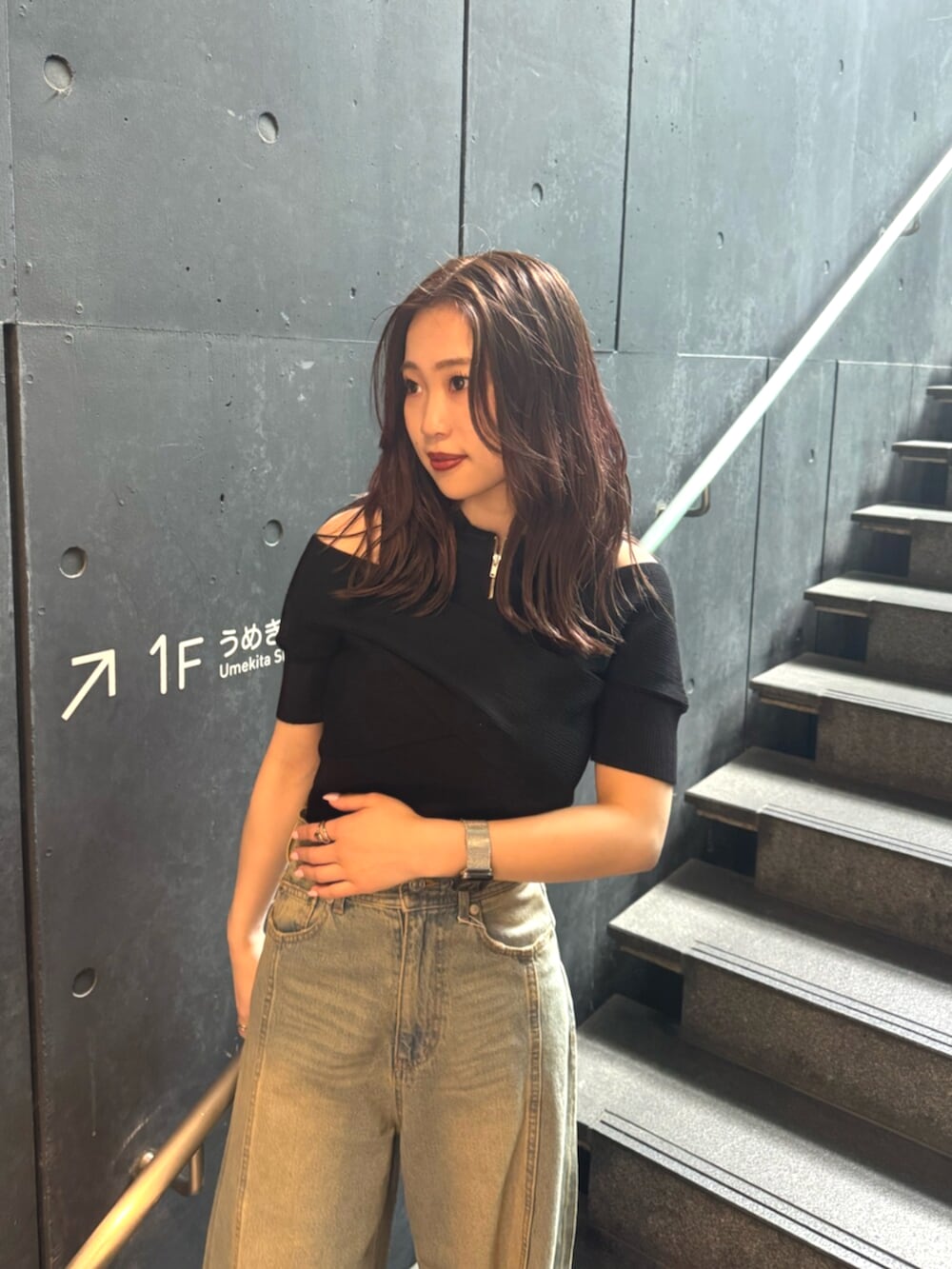 ブルー系のデニムパンツ、ブラック系のブーツ、ブラック系のニット/セーターを着用したレディースの春コーディネートの5枚目の写真