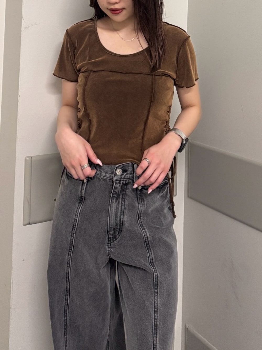 ブラウン系のTシャツ/カットソー、ブラック系のデニムパンツ、ブラック系のサンダルを着用したレディースの春コーディネートの5枚目の写真