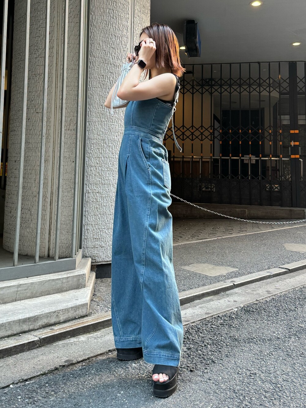横幕学美さんの「デザインデニムロンパース（MURUA）」を使ったコーディネートの3枚目の写真