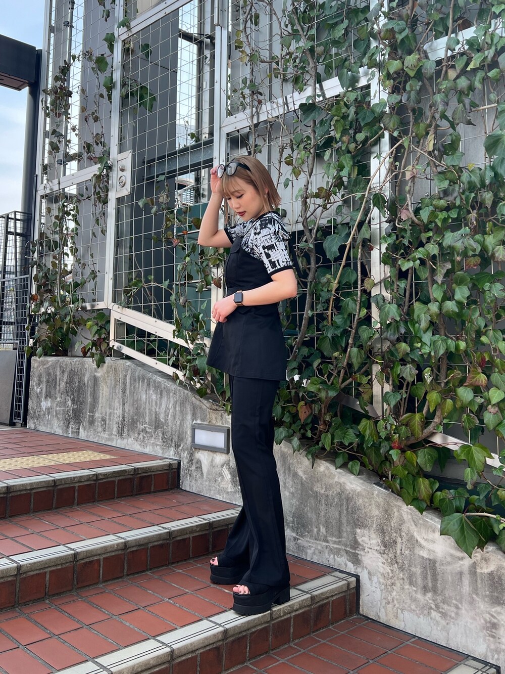 ブラック系のニット/セーター、ブラック系のシャツ/ブラウス、ブラック系のその他パンツを着用したレディースの春コーディネートの4枚目の写真