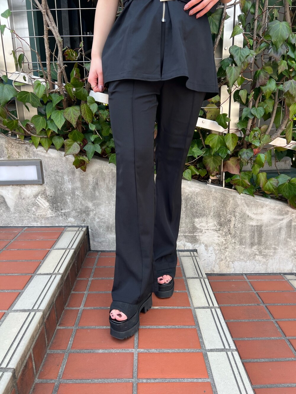 ブラック系のニット/セーター、ブラック系のシャツ/ブラウス、ブラック系のその他パンツを着用したレディースの春コーディネートの9枚目の写真