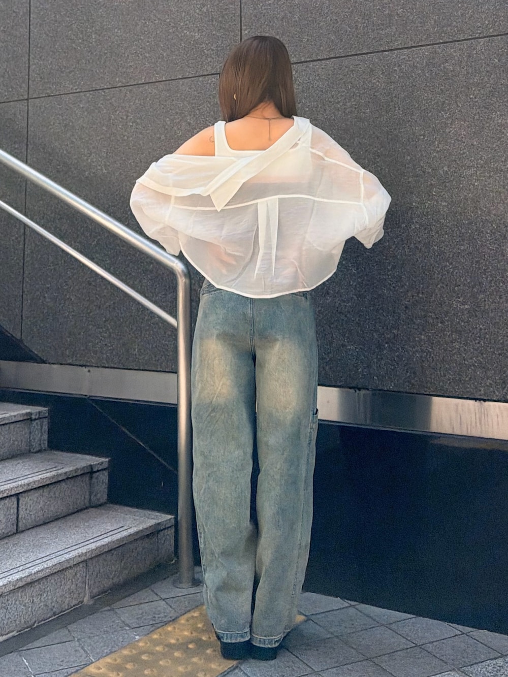 ブルー系のデニムパンツ、ブルー系のタンクトップ、ホワイト系のシャツ/ブラウスを着用したレディースの春コーディネートの3枚目の写真