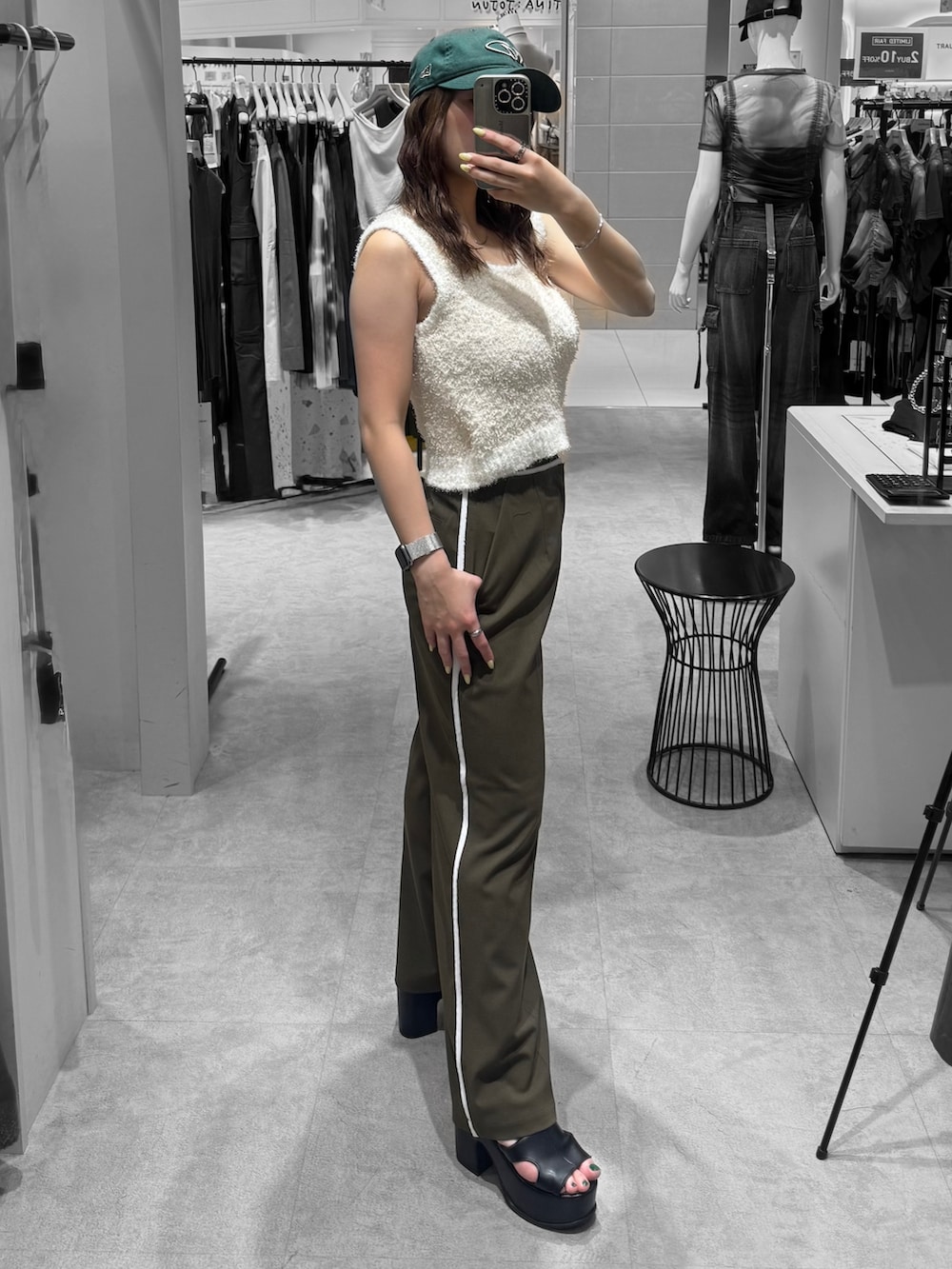 ホワイト系のニット/セーター、グリーン系のその他パンツ、ブラック系のサンダルを着用したレディースの夏コーディネートの2枚目の写真