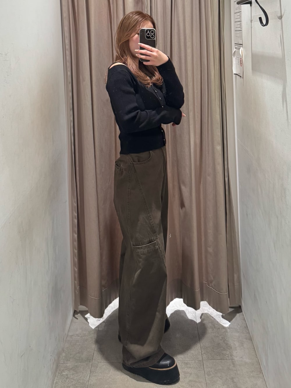 ブラウン系のその他パンツ、ブラック系のニット/セーター、ブラック系のブーツを着用したレディースの冬コーディネートの2枚目の写真